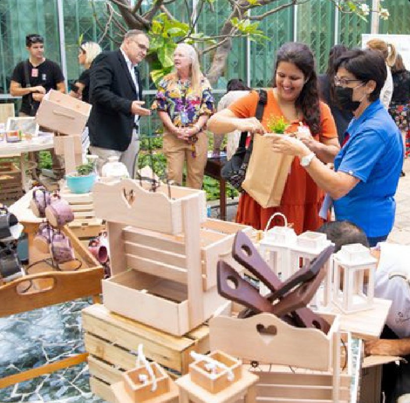Oímos que estos días se celebra en Cuba, por ello, realizamos un bazar con emprendimientos🧺

👉Lo más gustado fueron las compotas😃🫙

#AprilOfVictories