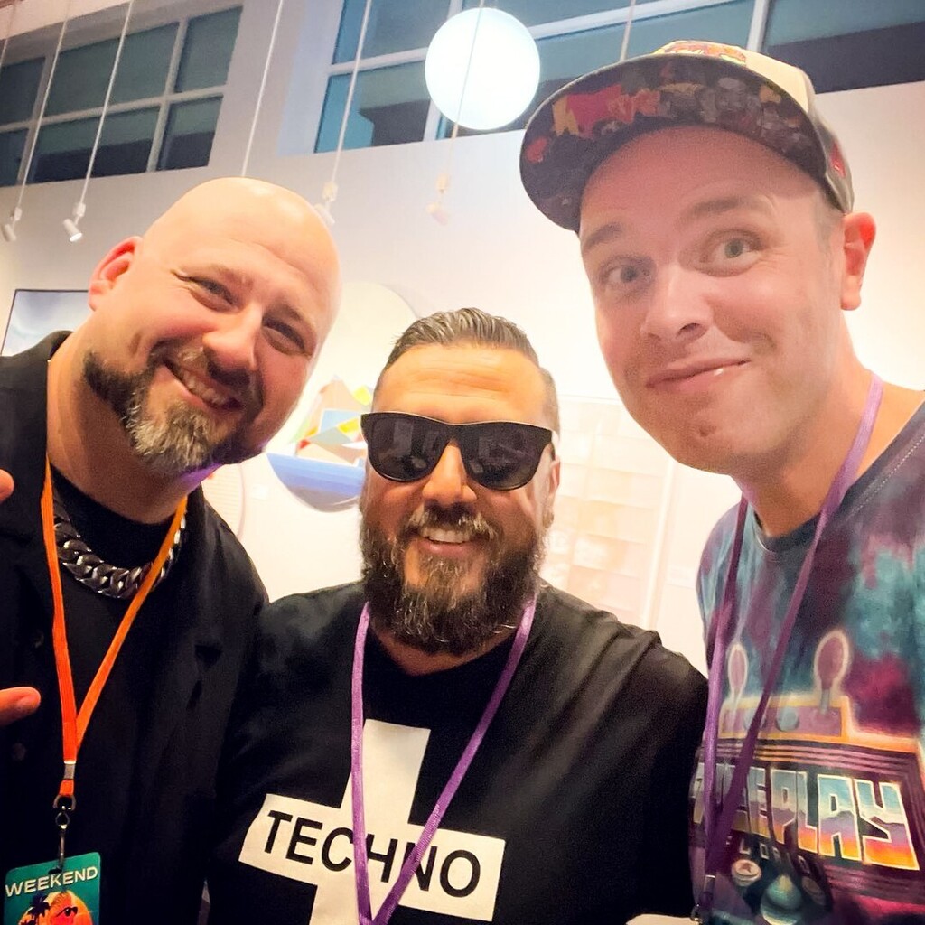 TheGravenOne's tweet photo. Rocking out at NEON RetroFest (@neon_fm) with some legends! The Retro Synthwave Maestro himself Max Overdrive 1986 (@maxoverdrive1986 ) along with the infamously nostalgic RetrO_SpecTrum (@retro_spectrum)!!

Be sure to check them both out my friends! 

#… https://t.co/jwUksv0sxe https://t.co/sPTfprOB5r