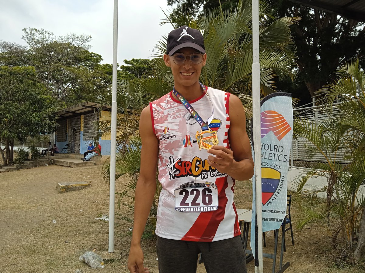 idelaraoficial's tweet photo. #Entérate 📱
Royber Montes conquistó la medalla de oro en el Campeonato Nacional Sub 23 realizado en el Polideportivo Máximo Viloria. 7.34 metros le dieron la victoria a este talento larense en la especialidad de Salto Largo. 

#SomosDeporte #SomosEquipo https://t.co/rLwWISwLzt