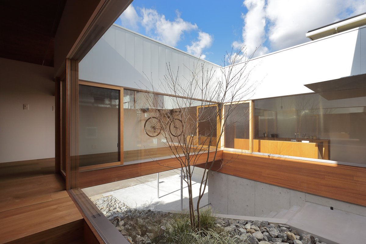 tecture1's tweet image. モカアーキテクツが兵庫県で設計した住宅〈houseAS〉。
mag.tecture.jp/project/202304…
傾斜を受容して緩やかにつながる変形コートハウス。仕様もわかる#TECTURE
Photo: Kai Nakamura