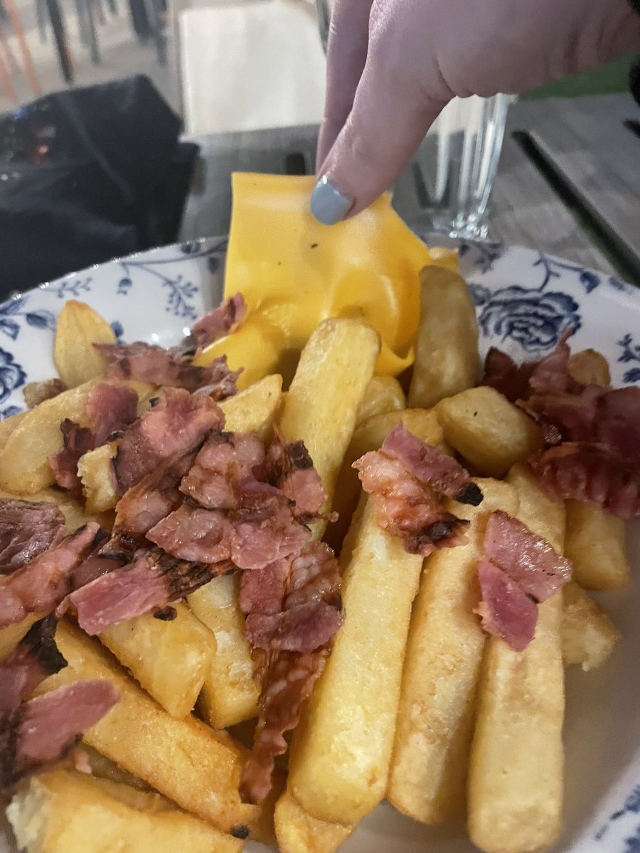 AmyLeahy07's tweet photo. Get a load of the cheese on these loaded chips @UKjdspoons #moneybackplease https://t.co/OyKR21WPX2