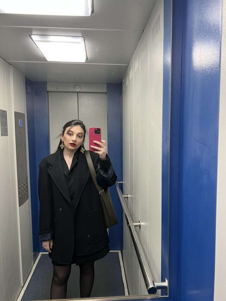 lsrtnv's tweet image. так прикольно быть нарядной