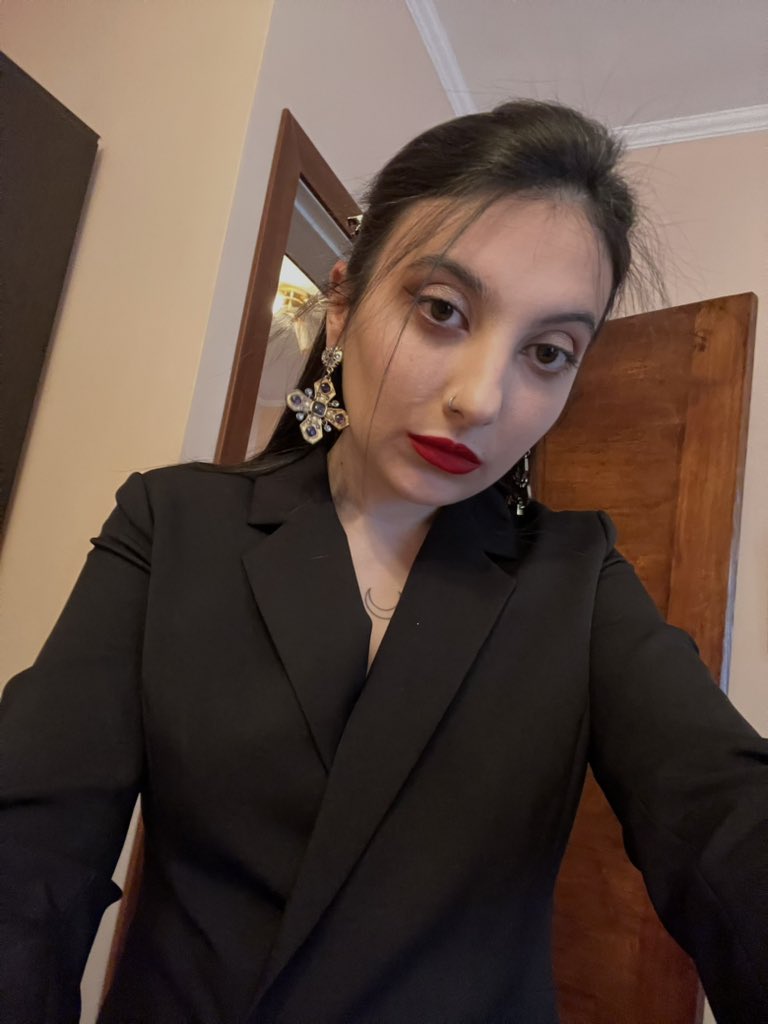 lsrtnv's tweet image. так прикольно быть нарядной