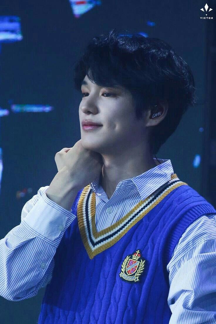 AlwaysNeedChan's tweet photo. 좋은 아침 v_@🖤

#하찬 #heochan #HEOCHAN https://t.co/axFV6gHEa3