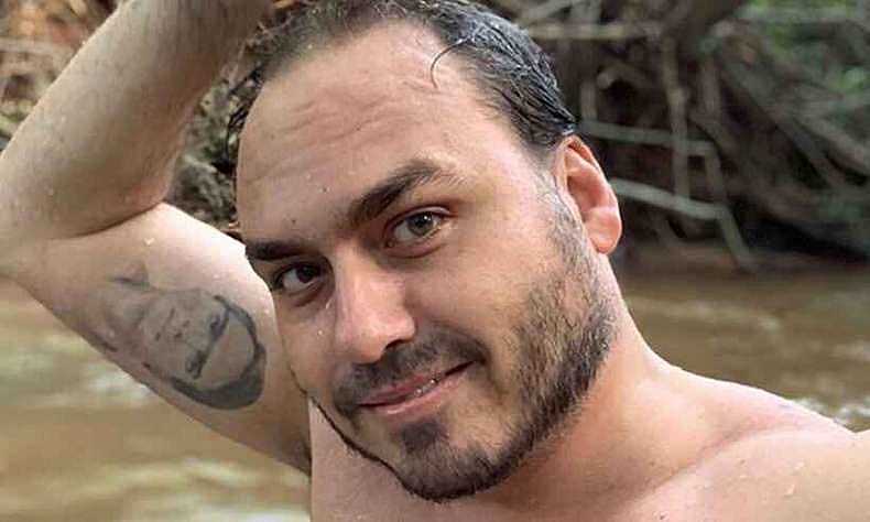 _janoninho's tweet photo. Carluxo vai se aposentar do gabinete do ódio e das fake news. 

"pessoas ruins" me trataram como "rato".

BEM FEITO 😂 https://t.co/zULdbd3TKp