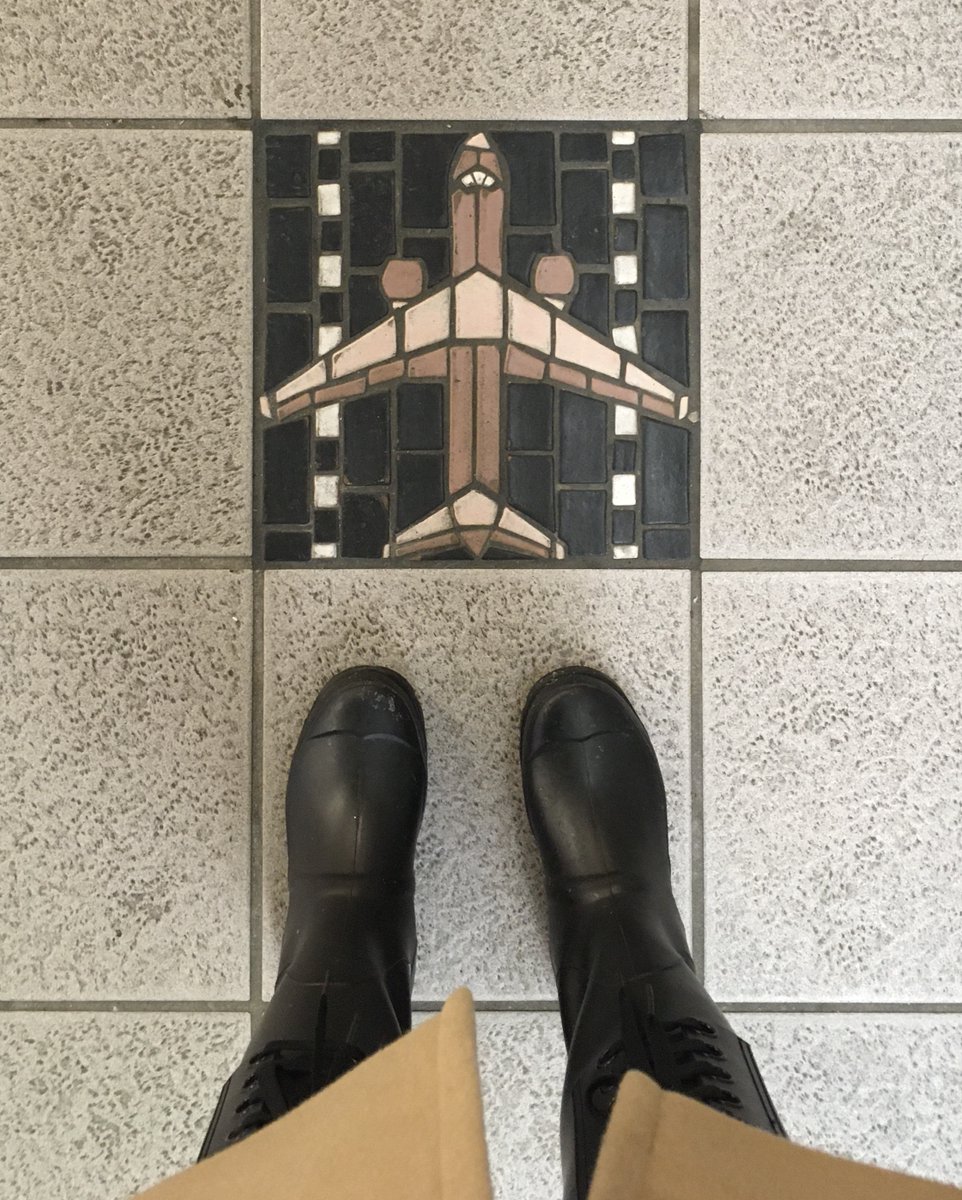 PastTheCanvas's tweet photo. ๐ฉ๏ธโ๏ธ๐ฉ๏ธ #inspiration @goingplacesCLE #travel #wanderlust #CLE #shoefie #cleveland #ohio #clevelandscene @TheCLE https://t.co/ZxDatoWBS8