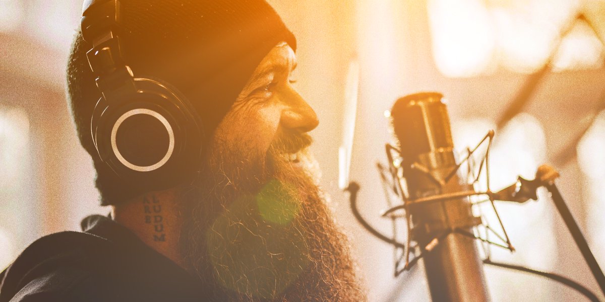 CodyJinksMusic's tweet photo. Loving the new music we are recording.  Love a good Sunday.  Love a good Sunday with football even more.  Love the fans.  Love what  I do. https://t.co/5vbvEHH07u