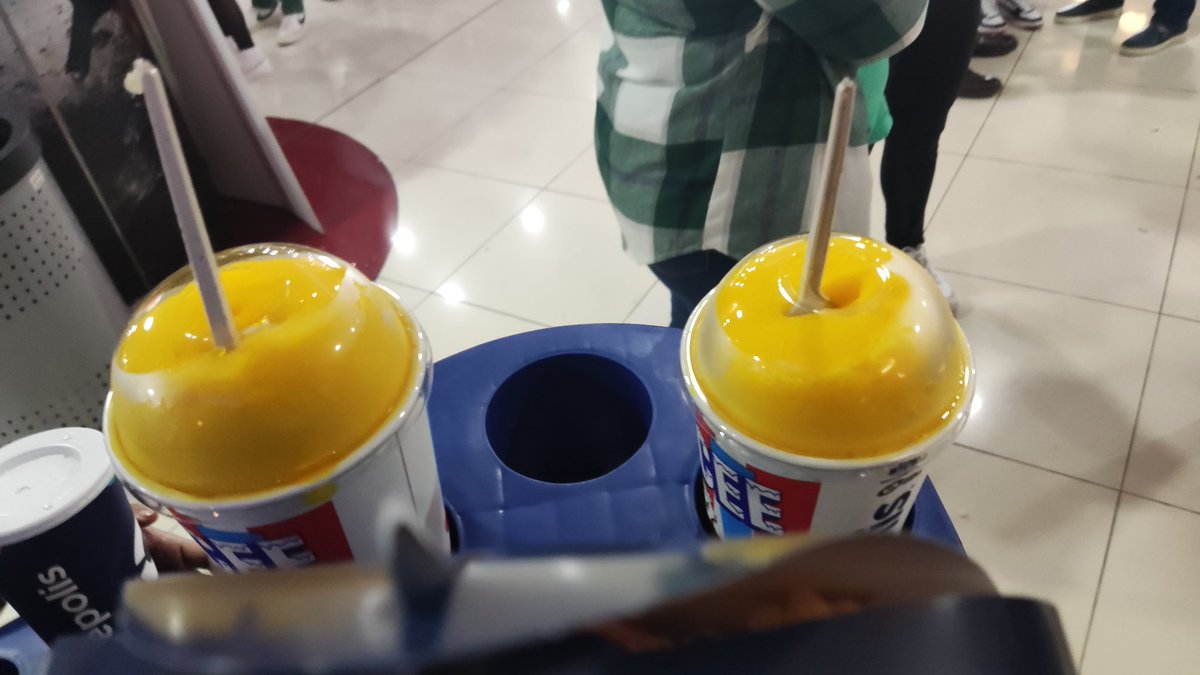 light0494's tweet photo. @Cinepolis es horrible que no tengan popotes para los icee y que dieran cuchara. https://t.co/Flc9xucTEv