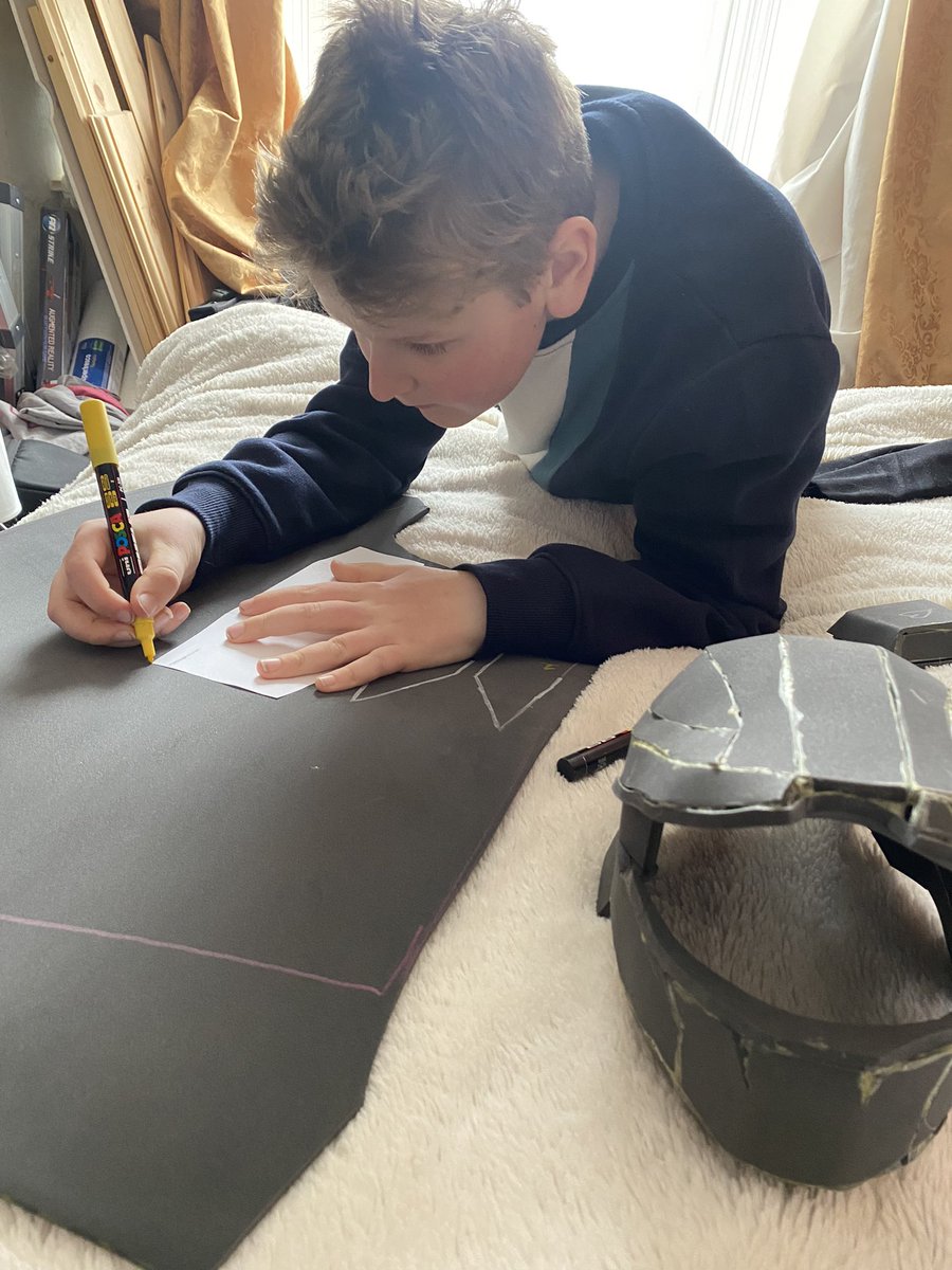 ttv_at0m's tweet photo. Got my son building his own cosplay #masterchief #halo https://t.co/ZxqyoALFkb