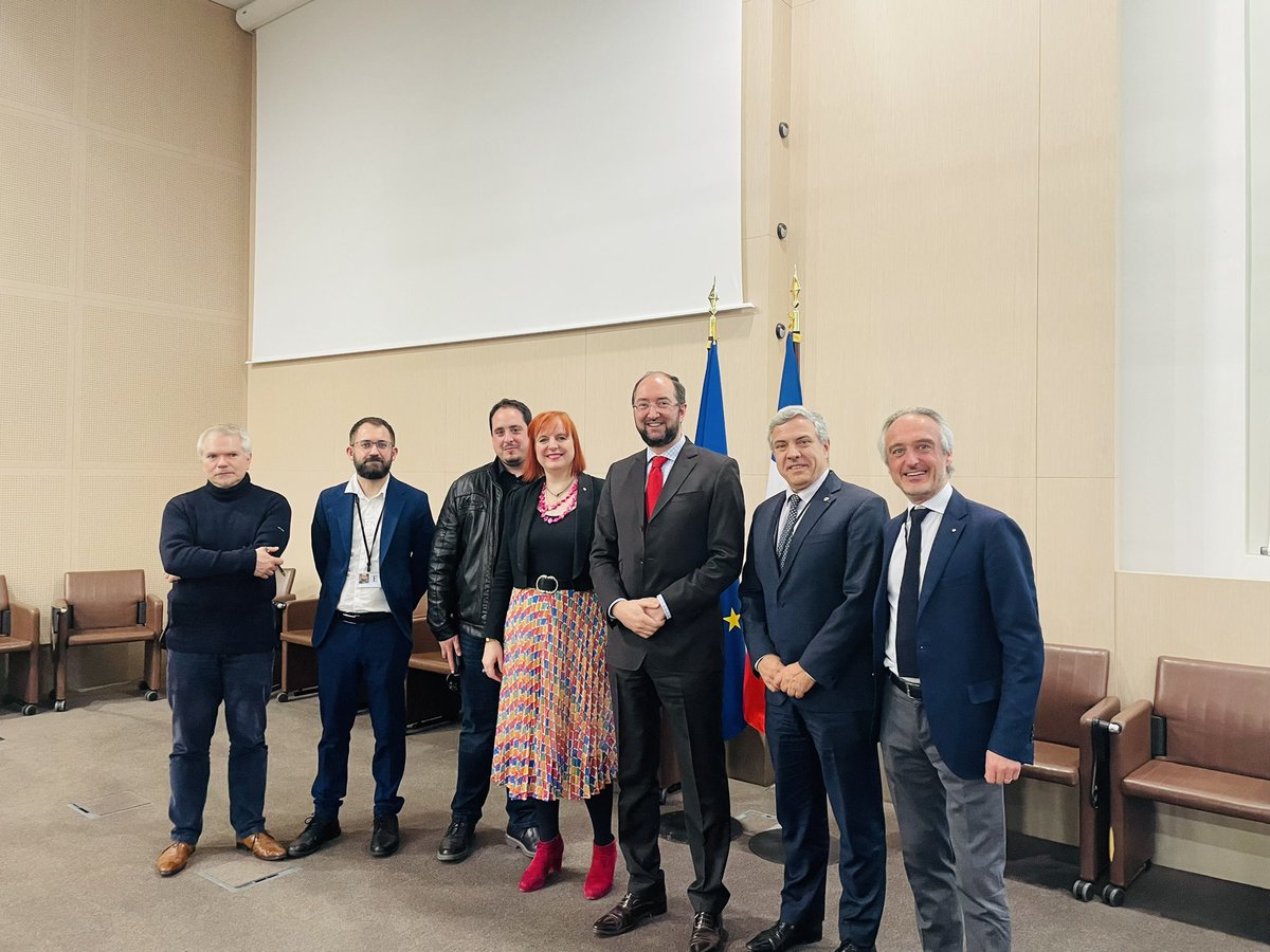LNdegryseNL's tweet photo. Les élus AFE du BVE qui entourent le président du bureau de vote, Marc Pichon de Vendeuil. Les 3 partielles sont terminées, les résultats finaux seront officialisés demain. Bravo et merci à toutes les équipes qui font vivre la démocratie. @FR_Consulaire @HaguenauerL https://t.co/CplYPRhXfz