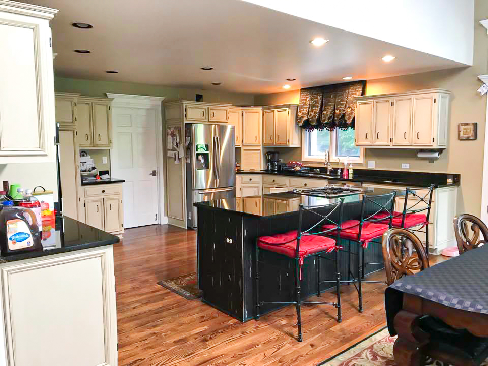 sdonninteriors's tweet photo. Check out the before and after! What's your favorite part of this kitchen design?
#interiordesign #interiordesignmasters #sdonnellyinteriors #chicagointeriordesign #Chicago #chicagodesign #chicagointeriors #glenellyninteriors #dupagecountyinteriordesign #interiors #homedesign https://t.co/RxHrxWBd0E