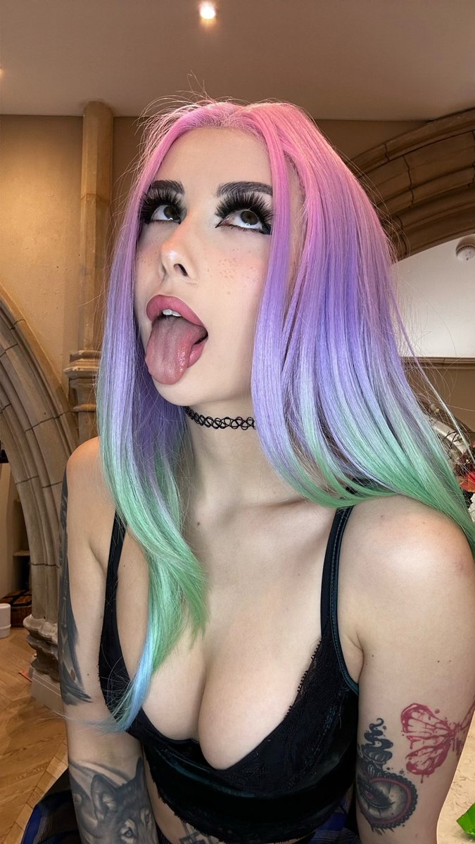 Fuck it!! Sending everyone who RT’s a nude!!