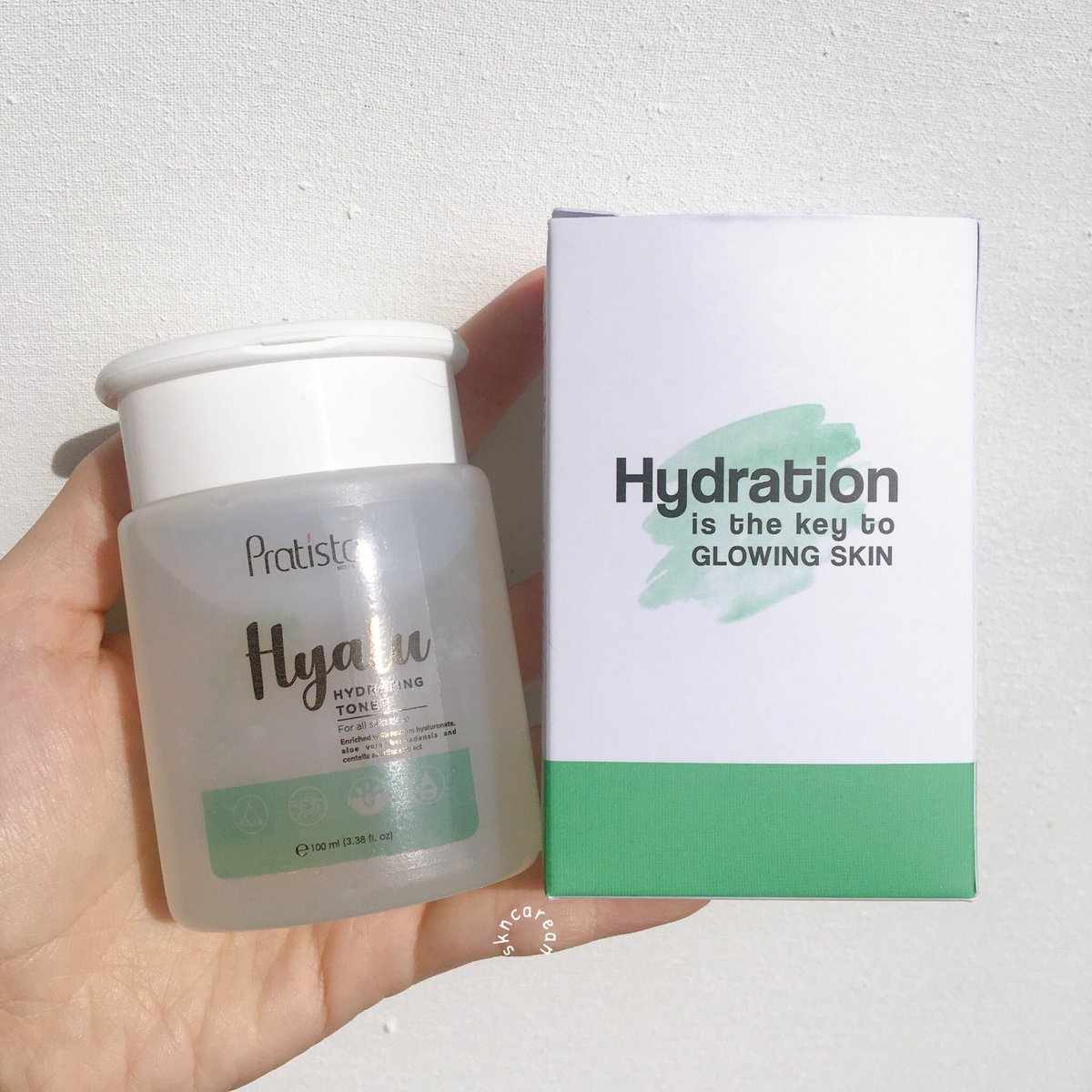 skncarean's tweet photo. Hyalu Hydrating Toner dari @pratistaofc 

hydrating toner yang teksturnya watery gel dan ga berat samsek di muka 😍 mana hidrasinya mantep pula 💖

yuk simak honest reviewku 💚⤵️ #racuninskincare https://t.co/C9txT2qZKY