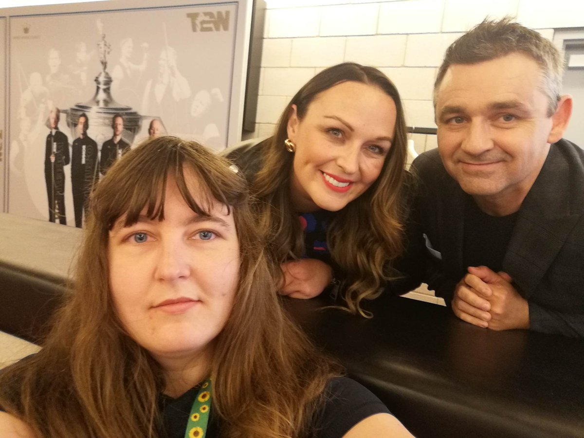 Never did I imagine I'd meet 'Angles' at The Crucible, let alone on my second visit to this iconic theatre. 
A huge thank you to these legends @rachelcasey11 and @AlanMac1990 for making this gormless person's week. 

#eurosportsnooker #crucible
#WorldChampionshipSnooker