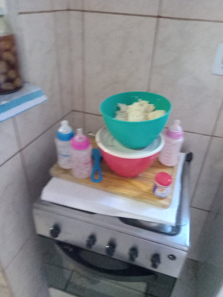 By_Kamy_'s tweet image. MEU PADRASTO DESTRUIU MINHA CASA

Sexta feira ele e minha mãe discutiram, ele agrediu minha mãe na barriga. Hoje, ele veio falar sobre ir embora e mandou minha mãe retirar as coisas do armário e da geladeira, pois ele iria levar, quando não feito de imediato, ele passou a JOGAR