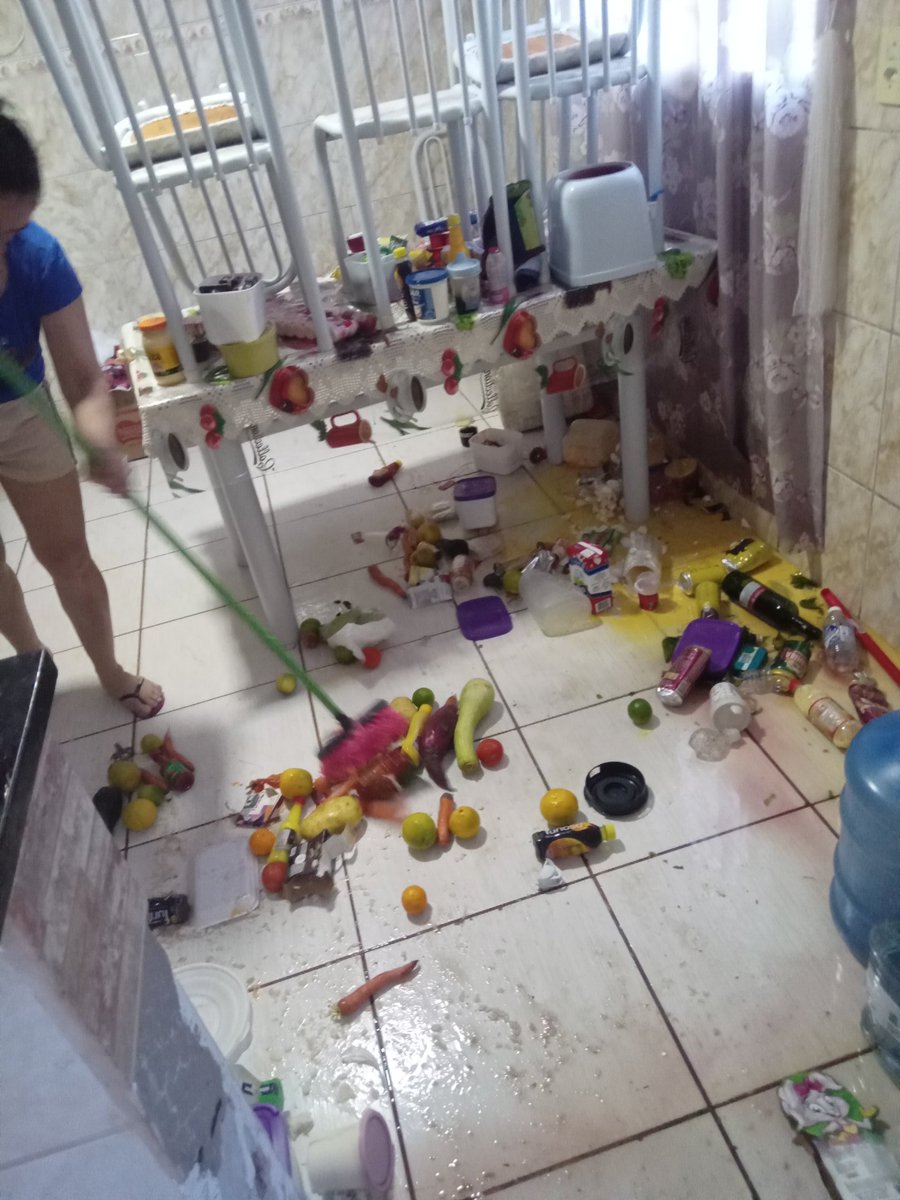 By_Kamy_'s tweet image. MEU PADRASTO DESTRUIU MINHA CASA

Sexta feira ele e minha mãe discutiram, ele agrediu minha mãe na barriga. Hoje, ele veio falar sobre ir embora e mandou minha mãe retirar as coisas do armário e da geladeira, pois ele iria levar, quando não feito de imediato, ele passou a JOGAR