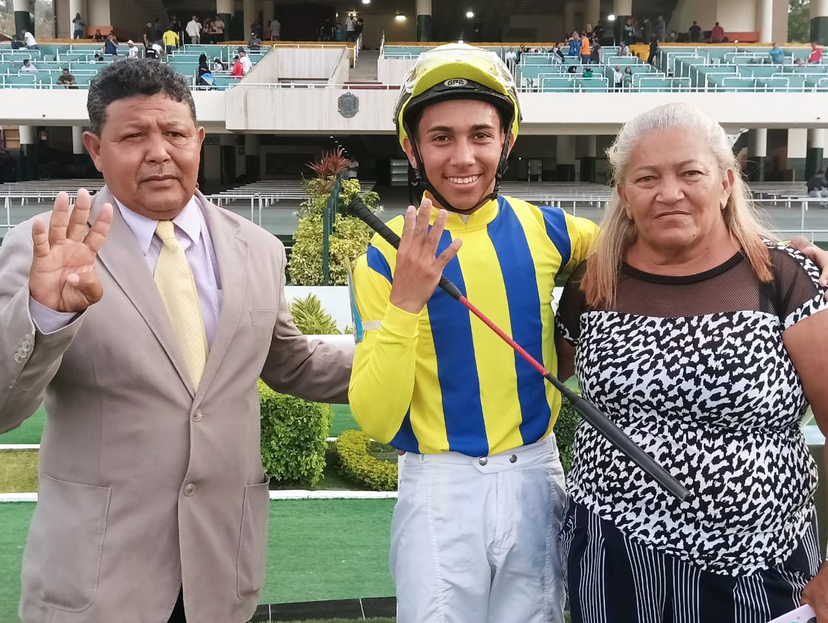 OficialINH's tweet photo. Foto | "El De Mabel" (9) obtuvo la victoria en la 11ma. carrera de la tarde, con la monta del jinete aprendiz Hemirxon Medina y entrenamiento de Riccardo D´Angelo

👉 El segundo lugar lo obtuvo "Strength Arnor" (4).

#Hipismo https://t.co/XCBwI2IRtd
