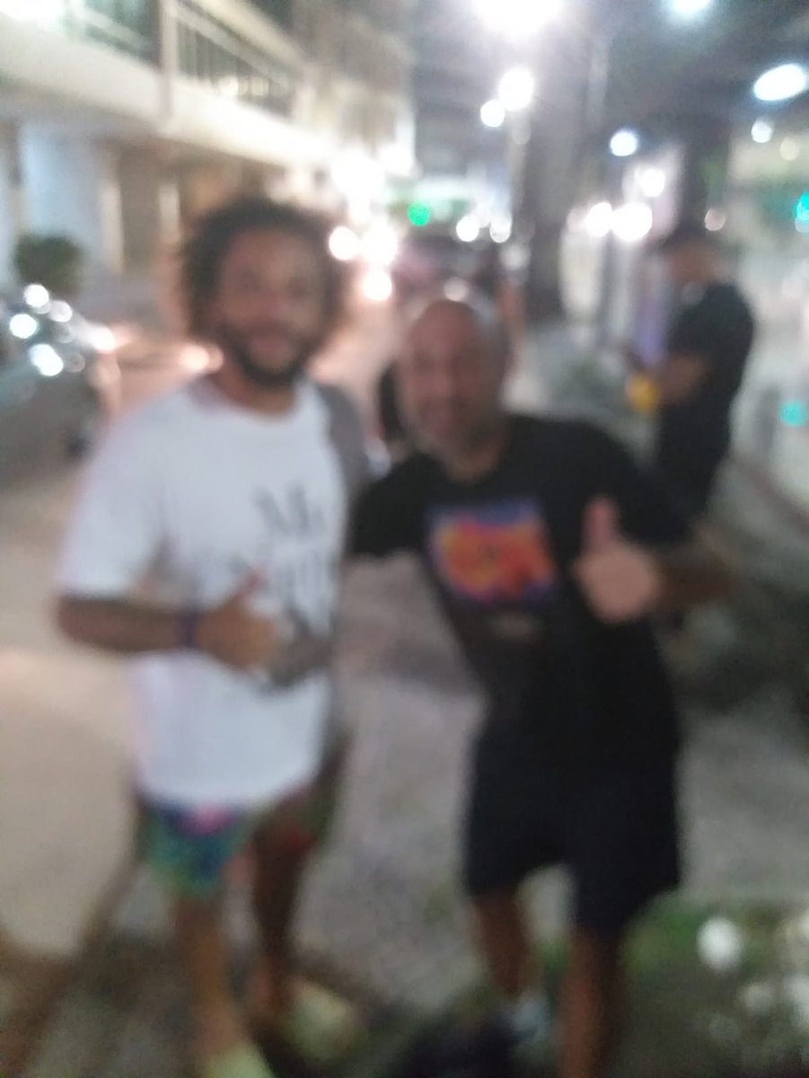 correaclarinha_'s tweet photo. o meu pai simplesmente encontrou o Marcelo na rua e tirou ESSA FOTO EU TO PASSANDO MAL KKKKKKKKKKKKKKKKKKKKKK tadinho dele, @MarceloM12 tira outra com ele pf KKKKKKKKKKKKKKKKKKKKKK https://t.co/7Mrca3dEDg