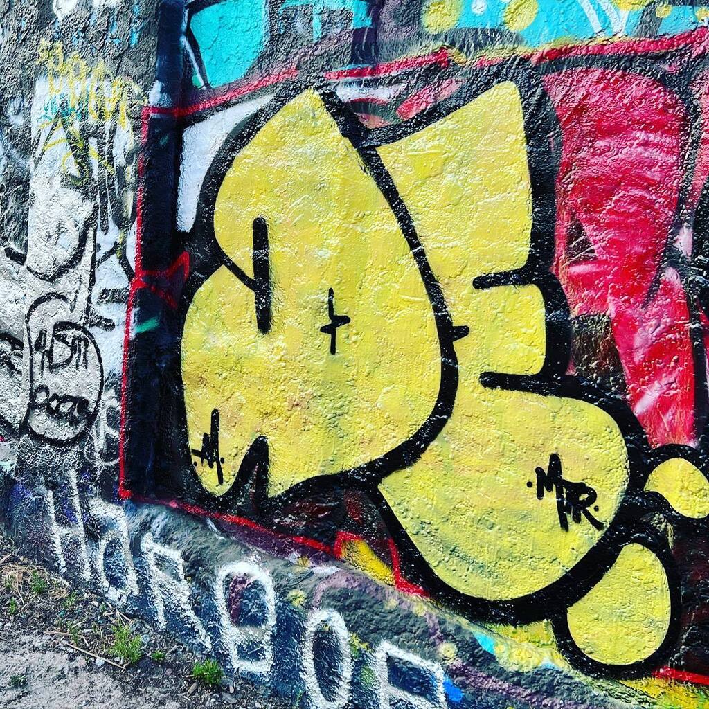 Shhhh 🤐 #ilovegraffiti #streetart #graffiti #mtrcrew #aacrew #nycgraffiti #fatcap #adventure #nyc #dtsp #saintpetersburg #live #love #strive #bubbleletters #throwies #artissin instagr.am/p/CrHK8Nfvthr/