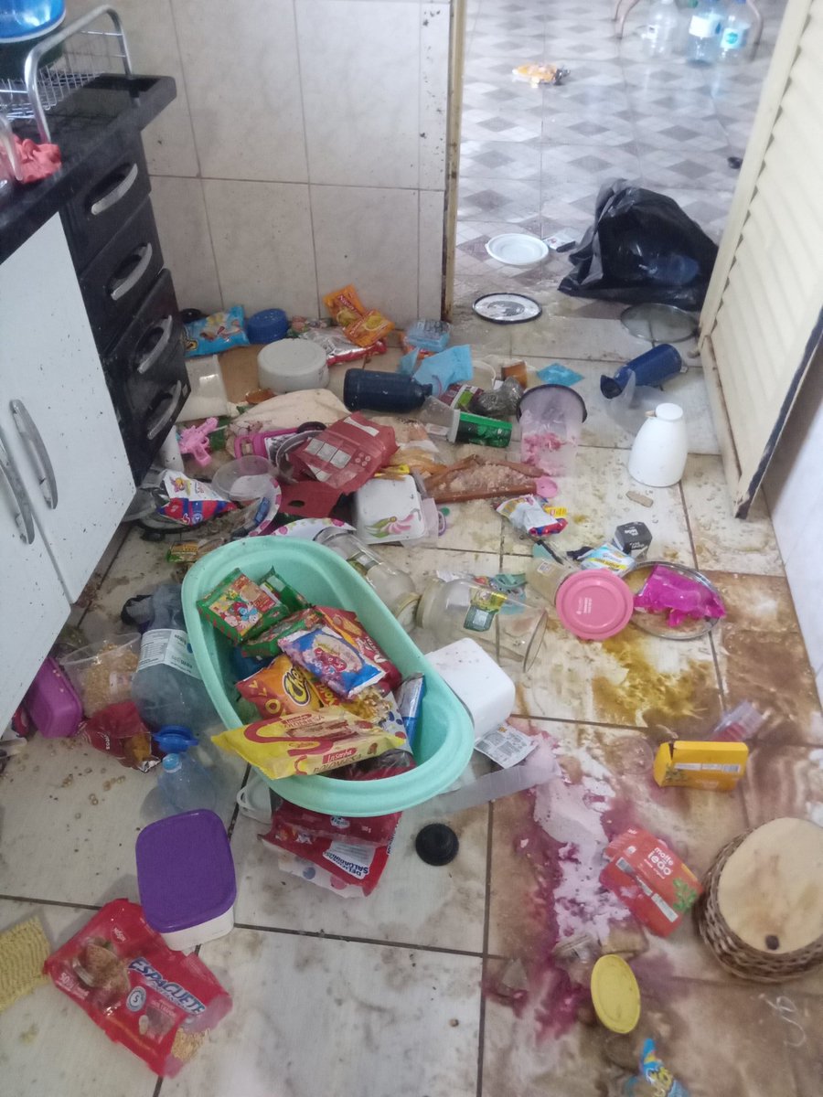 By_Kamy_'s tweet image. MEU PADRASTO DESTRUIU MINHA CASA

Sexta feira ele e minha mãe discutiram, ele agrediu minha mãe na barriga. Hoje, ele veio falar sobre ir embora e mandou minha mãe retirar as coisas do armário e da geladeira, pois ele iria levar, quando não feito de imediato, ele passou a JOGAR