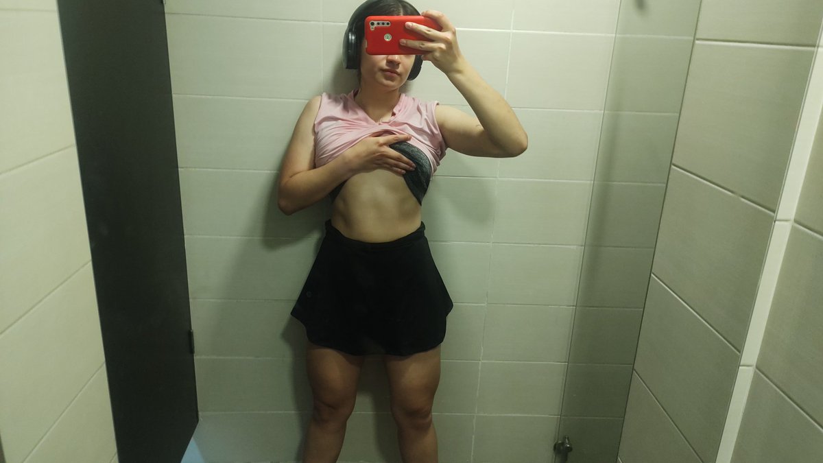 val_castilloh's tweet photo. Así se ve el bíceps un día después de un muy buen entreno con @carlopexd y hoy las luces ayudaron mucho :) 

Me falta perder como 5kg jdjsjajs pero seguimos 😈 https://t.co/22YBtJEU1O