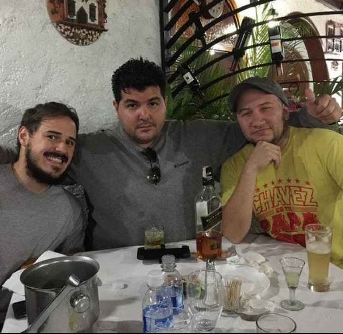 GremioDocente's tweet photo. El sr. Oswaldo Rivero mejor conocido como Cabeza de Mango... se le chispoteó y delató a su pana del programa Zurda Konducta Pedro Carvajalino.
La verdad es que no aguantó la vida de nuevo rico que se está echando y prefirió delatarlo antes de que lo embarren a él en sus negocios https://t.co/hEuWH8VKZw