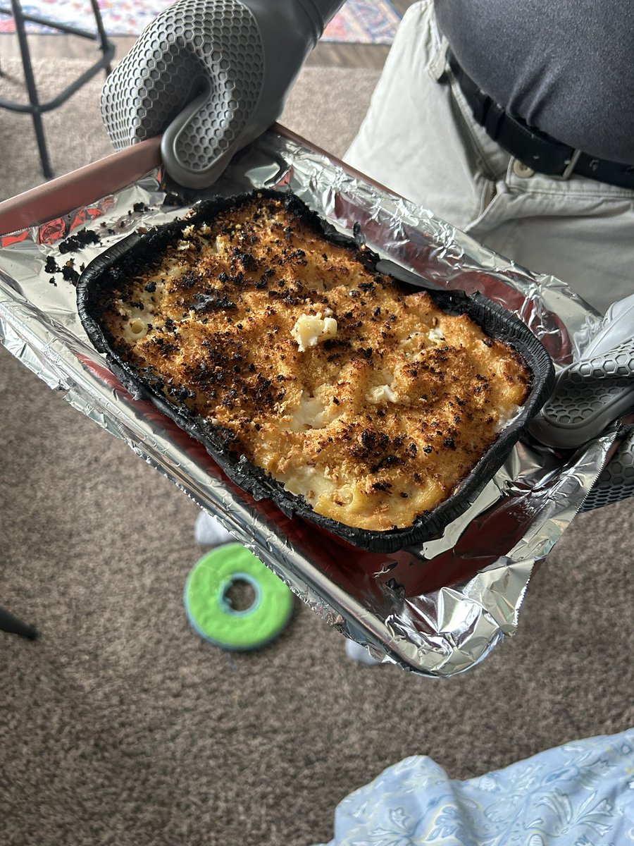 mindystillb's tweet photo. @stouffers - tonight your Mac n cheese caught fire in the oven, the pan burned while the Mac n cheese was still frozen!  Luckily, we checked it before time was up or the kitchen may have caught on fire!  The pans edges were glowing red! https://t.co/CQlD3KWCvu