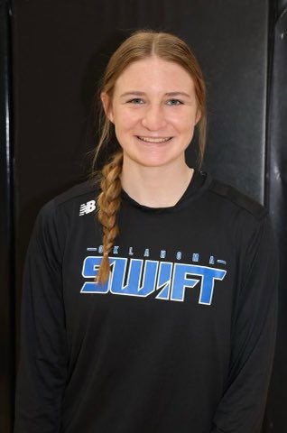 Kayten Donley | @Swift2024Peeler
📝 - Lengthy player that stands out. Listed at about 6’2 - when her handles are up you might as well call her a 7-footer. She crash’s the boards and can push it in transition, solid rim protector. She has good footwork in the paint and can