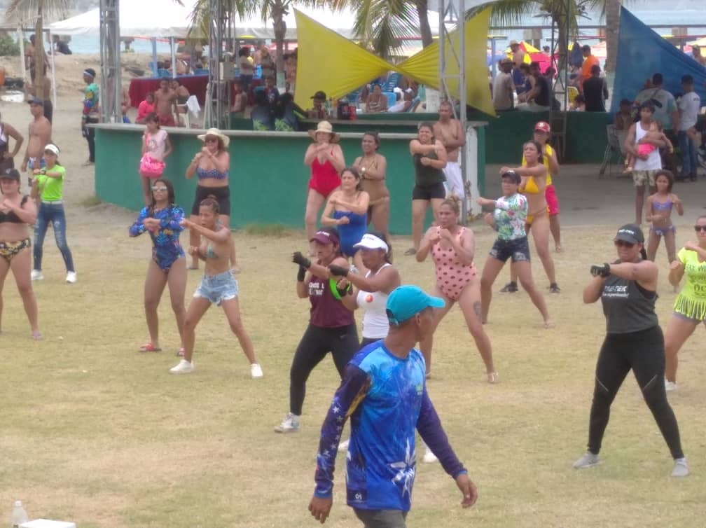 Misión Cultura La Guaira con las Animadoras Aimara Escobar y Sugheis Pedrique motivan a las comunidades a realizar Bailoterapia en el Balneario de Catia La Mar @VillegasPoljak @kvmillan @oacfmc @FmcTecnologia #JusticiaYPaz