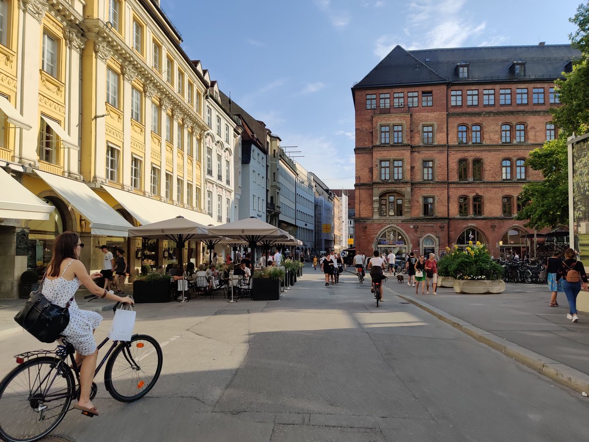 How did European cities get their human-centric streets and public spaces? Why could they escape the car-dependent status quo, while North America seemingly can’t? There's one EASY trick planners and engineers don't want you to know about: Street Experiments. 🧵 1/