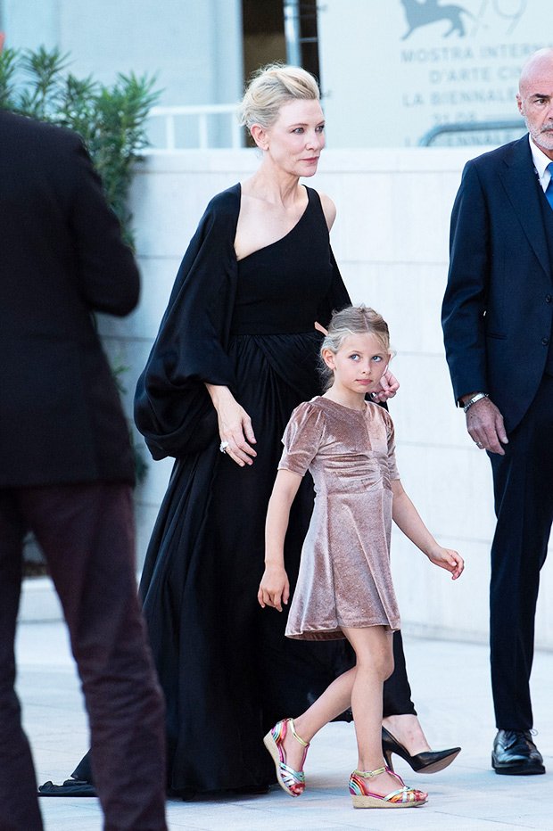 catesluvrs's tweet photo. Cate Blanchett and her daughter Edith at the Venice Film Festival. (Marechal Aurore/ABACA/Shutterstock) https://t.co/RglZhq2nET