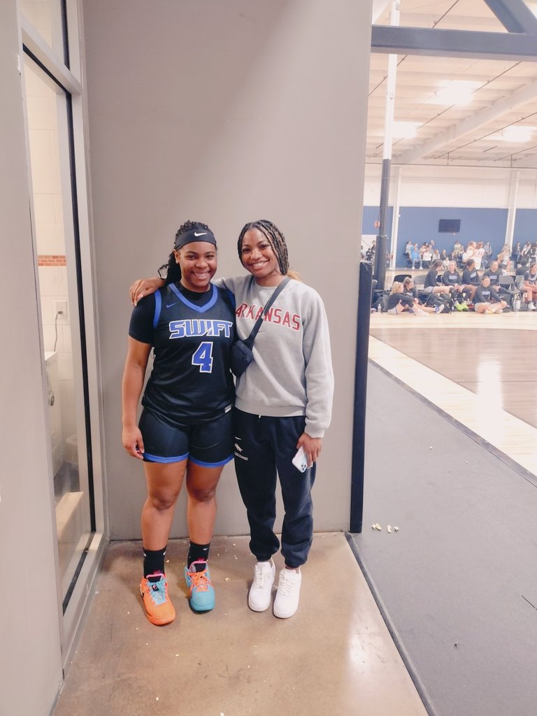 Love when big cousin <a href="/MakaylaDaniels5/">MaKayla</a> can come see @Suriahmatt2027 put work in with @OK_SwiftWBB 2026's. This was a good weekend at the Border Wars 3-0. So proud of #4 and the squad. We ❤️❤️ you #43 Razorback.
