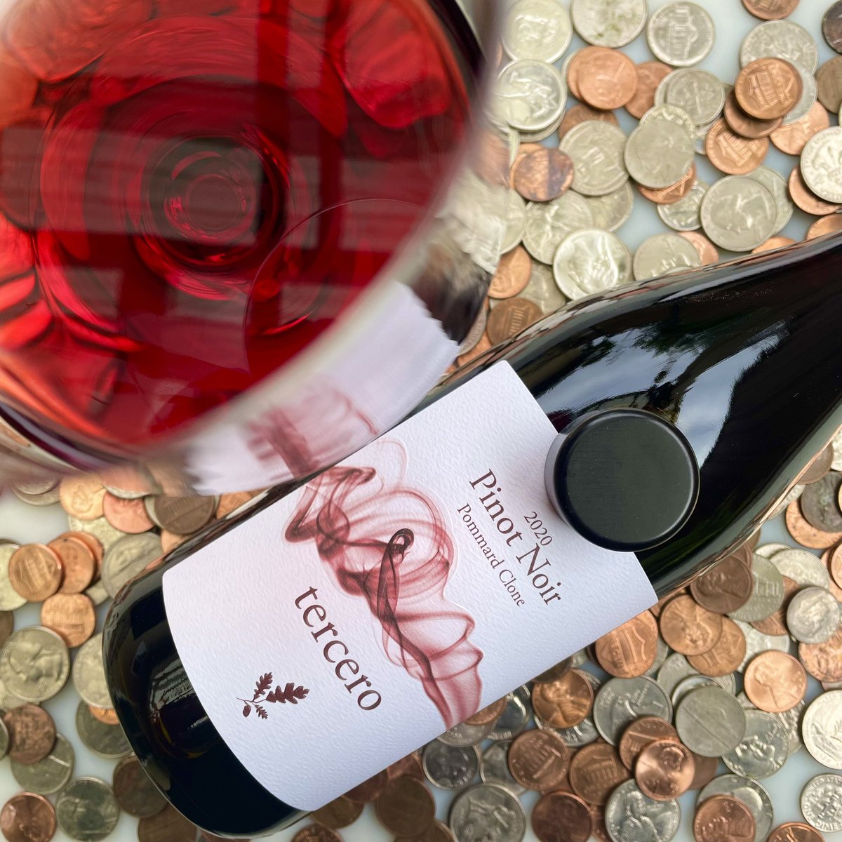 _drazzari's tweet image. It’s #NationalCoinWeek with a pinot noir by @tercerowines from Santa Rita Hills. This one displays a nose of black cherry, rose petals and orange blossom with tastes of Santa Rosa plum, nutmeg and black tea. I’m really liking Larry’s pinot noir offerings! @boozychef @jflorez