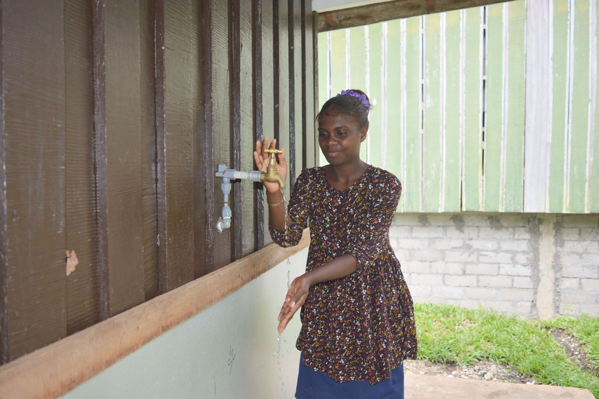 UNDP_Pacific's tweet photo. Team work, community ownership, #gender inclusive consultations & a #riskinformed design incorporating traditional knowledge helped Busrata Community High School, Solomon Is. 🇸🇧 successfully install water tanks, giving around 800 students access to clean water 🫧. #SDG5 #SDG13 https://t.co/D2TgzZVrGV