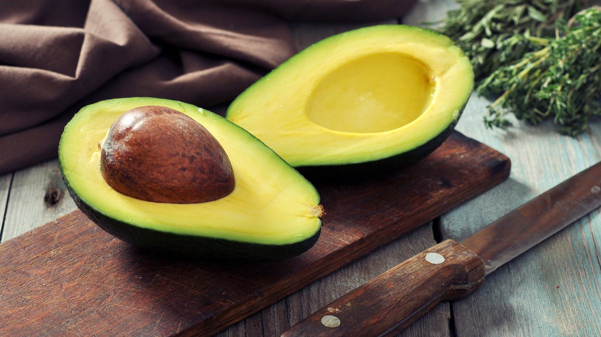 Cuenta la leyenda que hay personas a las que no les gusta el aguacate.  

¿Será verdad?  

Eso es porque no han probado las recetas de #LaAlquimiaDelChef hechas con este fruto.

  Hoy a las 12 del mediodía prepararemos ensalada de aguacate con leguminosas. 

 ¡No te lo pierdas!