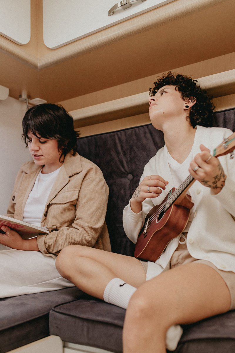 Dominguinho bom pra assistir um Netflix e... garantir seu ingresso pro nosso show dia 27 no Teatro Paiol :) bileto.sympla.com.br/event/80939/d/…