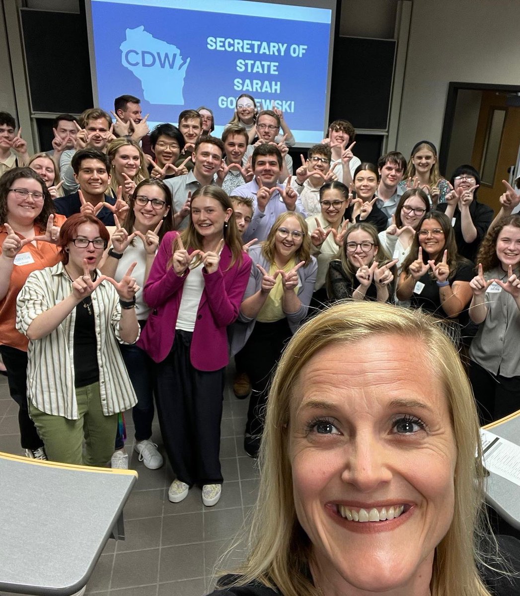 UWODems's tweet photo. 🔥Convention weekend!🔥 We want to thank @demsuwmadison for hosting us and special shoutout to the @collegedemswi Chair, @maggiekeuler , for organizing this amazing weekend! https://t.co/CgS04PXySB