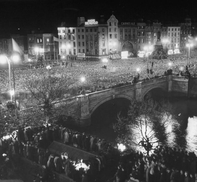 #OnThisDay 1949 At midnight twenty-six counties of Ireland officially left the British Commonwealth and became a republic on the 18th. Crowds packed on to O'Connell Street bridge to see a 21 gun salute. It was 3 minutes late due to the massive crowds. 
#Ireland #History