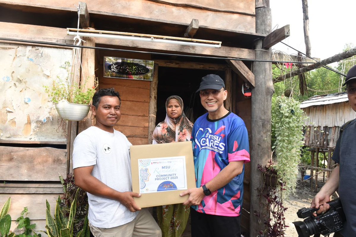 MohdShukriYajid's tweet photo. On the visit to Kampung Orang Asli Sg Dua, Pulau Ketam, #MSUrians extended the @MSUMalaysia giving &amp; grateful (2G) culture. Consistent &amp; continuous engagement with the indigenous community over the years, as we build stronger relations and support. @MSUscd @jakoamalaysia https://t.co/Ti5tPnKmyf