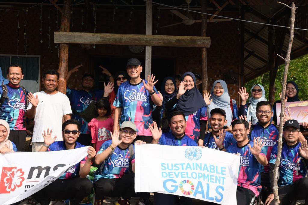 MohdShukriYajid's tweet photo. On the visit to Kampung Orang Asli Sg Dua, Pulau Ketam, #MSUrians extended the @MSUMalaysia giving &amp; grateful (2G) culture. Consistent &amp; continuous engagement with the indigenous community over the years, as we build stronger relations and support. @MSUscd @jakoamalaysia https://t.co/Ti5tPnKmyf