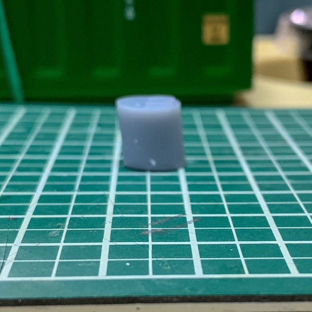 NI_5's tweet photo. 進捗。細かいディテールはよく出来ててかっこいいんだけどサイズが110%ぐらいになっているのと歪みがひどい。一緒に出した円柱を見ると��らかにズレてる。
データ上は大丈夫なのだが出力すると110%拡大されてX軸に1mmぐらいズレてるって事？なんだこりゃ
#sonicmini4K https://t.co/YRxWA1MFlE
