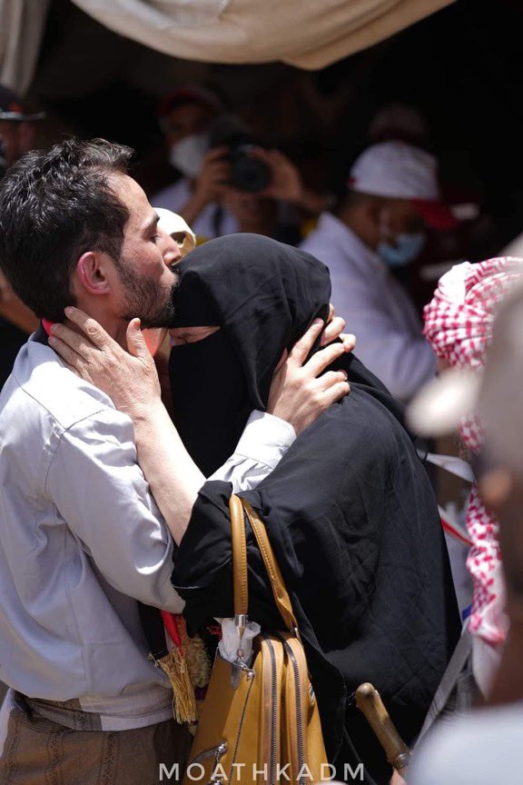 RamziMahr's tweet photo. إنها الفرحة ويالها من فرحة عودة أبطال اليمن الكبير بعد ثمان سنوات من الظلم والقهر في سجون مليشيات الحوثي تعم الافراح ربوع اليمن بجميع الاسرى المحررين إنها ايام مباركة وندعو الله ان يفك اسر المتبقين انه القادر على ذلك https://t.co/0BXIS8kWVk