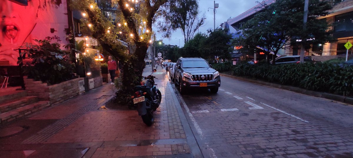 Toda esta zona del centro comercial Andino se volvió un parqueadero desde hace años y <a href="/Bogota/">Alcaldía de Bogotá</a> , <a href="/SectorMovilidad/">Movilidad Bogotá</a> y <a href="/AlcaldChapinero/">Alcaldía Local de Chapinero</a> no hacen nada