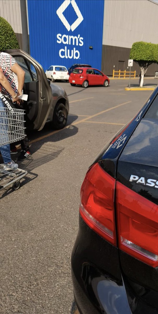 LuluVizuet's tweet photo. @SamsClubMexico tienda Satélite, le pegaron a mi carro en el estacionamiento, el culpable se fue y los encargados del estacionamiento, los que COBRAN no se hacen responsables, la tienda a la que pagas membresía tampoco y el que pegó, tienes el valor o te vale? Muy mal https://t.co/tSkCqufJG3
