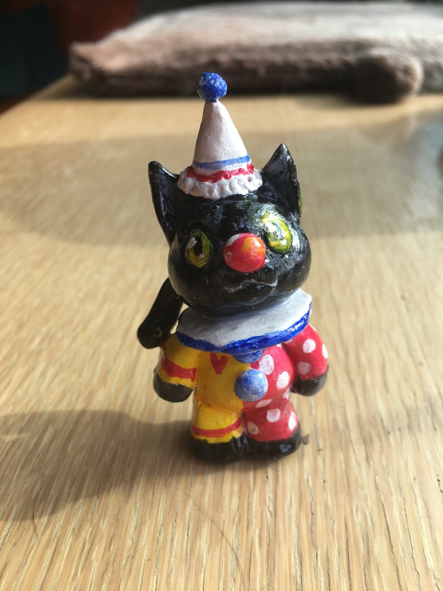 SketchBline's tweet photo. My cat Pepper as a clown :^) Coms for your own pet as one are open on my etsy
https://t.co/O8rvqkeMWs
#polymerclay #ooak #ooakdoll #petportrait https://t.co/PvhqxO7DXD