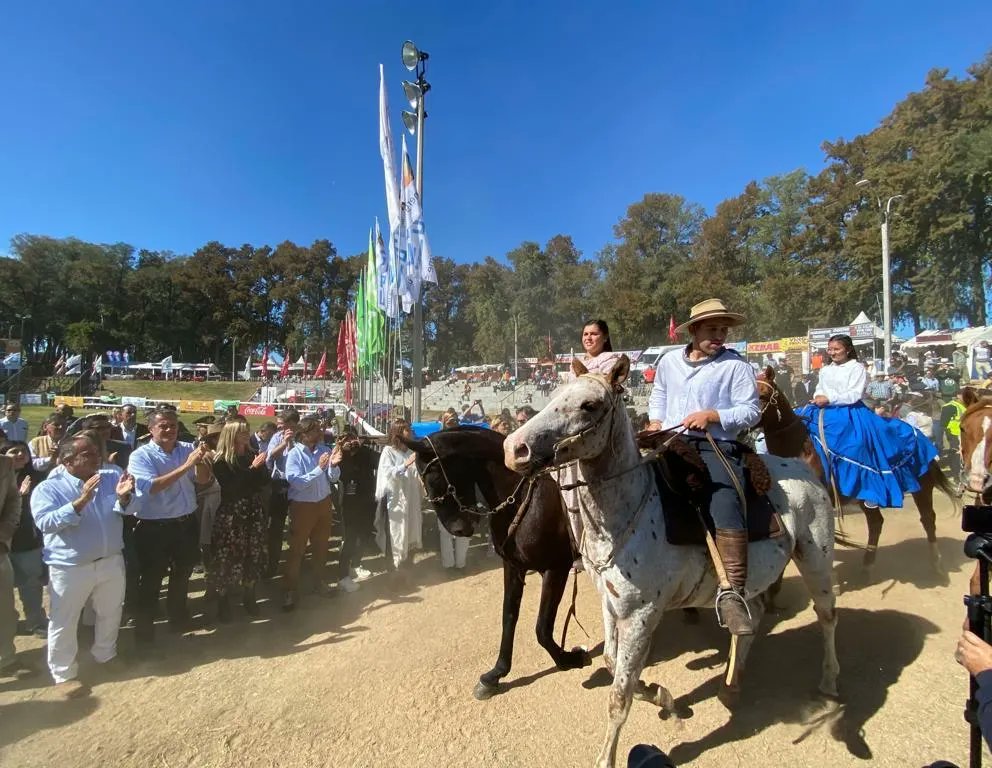 loliponcedeleon's tweet photo. Asistimos a la 36ª edición del festival Minas y Abril en Lavalleja donde se realizó un homenaje al médico, músico y poeta Santiago Chalar y al músico y poeta Santos Inzaurralde, impulsores del encuentro tradicional con fin benéfico.+ https://t.co/MzhDn5savU