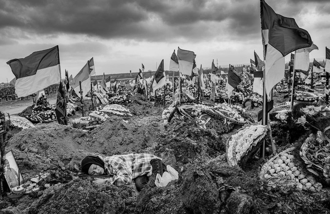 Lyla_lilas's tweet photo. Irina asked Yuri to stay home. But in January this year he joined the Ukranian forces - "It's my duty" he said and told her it would be okay. On march 21 he was killed by a russian missile in the Luhansk region. He was buried Friday two days ago in Kharkiv. Everyday since Irina have visited his grave-layed down on a bed of red roses, cried and talked to him while holding her arms around the soil covering his coffin. Another tragic story about life, love and loss in Ukraine 2023. 

SRC and Photo by: Jan Grarup