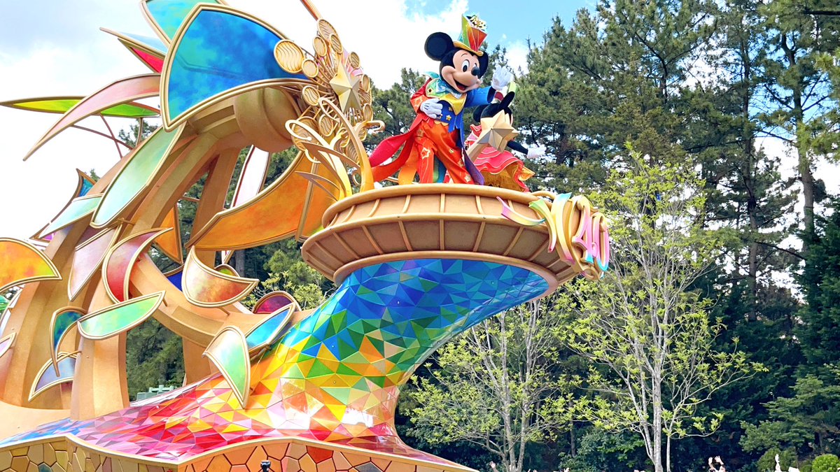 Luuurooo's tweet photo. 昨日ディズニー行ってきた
土曜日雨で40周年パレード初日中止になったらしく、昨日が初日になって無事に開催されて見れた
ハーモニーインカラーくそ最高だった神 https://t.co/ntdRFieWnm