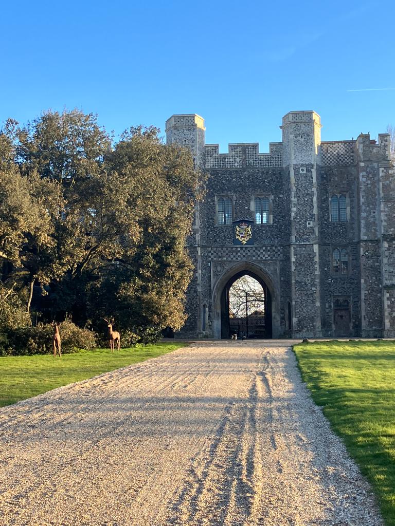 stosythpriory_'s tweet photo. Another pretty #spring day at #StOsythPriory estate giving The Gatehouse even more of a noble air. Spot the #EarlofRochford #coatofarms, framed beautifully in the afternoon light 😊

#StOsyth #HistoricBuildings #Historic #CountryEstate #EssexVenue #EssexCountryside #Essex https://t.co/UxaT2liCFY