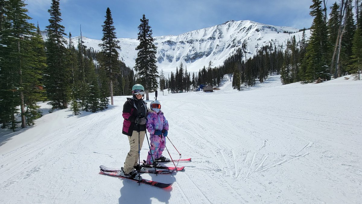Halcyon_9000_1's tweet image. This was our last day of ski season! What a blast. Logged over 1200 miles this winter, which isn&apos;t bad with a 7 y/o in trail for a bunch of it. #reproduce